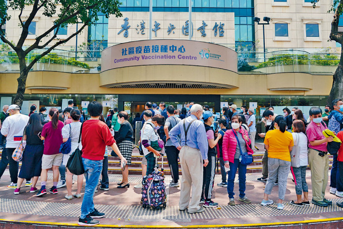 連日來不少市民排隊接種疫苗。
