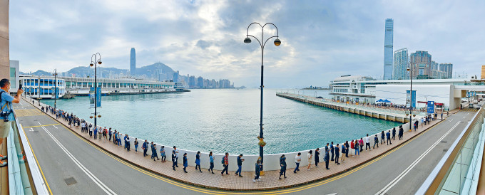 海港城流動檢測站大排長龍,逾百人排隊等候。
