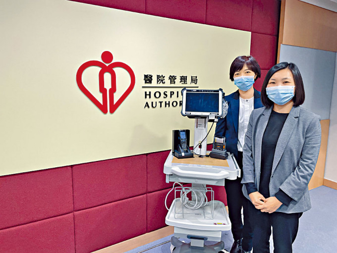 港島西醫院聯網副服務總監(質素及標準)陳穎思(左)表示,藥物處方系統方便醫生之間的溝通。