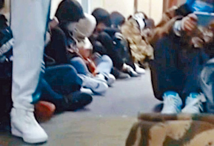 泰山遊客擠滿廁所洗手區。