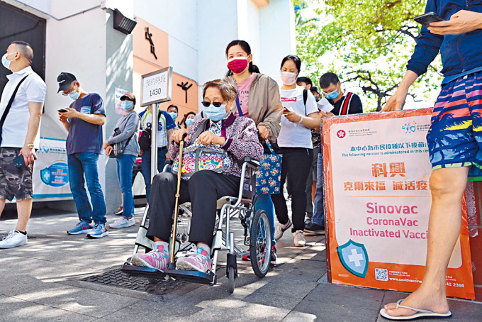 市民到沙田源禾路體育館接種科興疫苗。