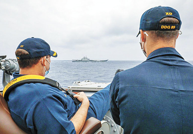 圖為美國驅逐艦「馬斯廷」號指揮官近距離監視遼寧艦。但不久這張照片陸續自美軍相關網站中刪除。中新社資料圖片/網上圖片