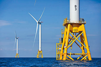 2016年8月15日,深水風(Deepwater Wind)的五台渦輪機中的三台站在美國第一座海上風電場羅德島州布洛克島(Block Island)附近的水中。美聯社