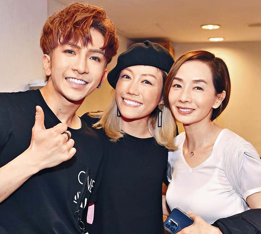 毛姐除與
M I R R O R 大合
照外, 亦有搵
Anson Lo及姜濤
等合照。