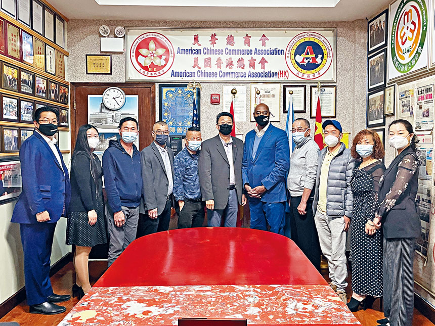 非洲裔紐約市長參選人麥奎雷(左五)形容自己是非一般的政客。