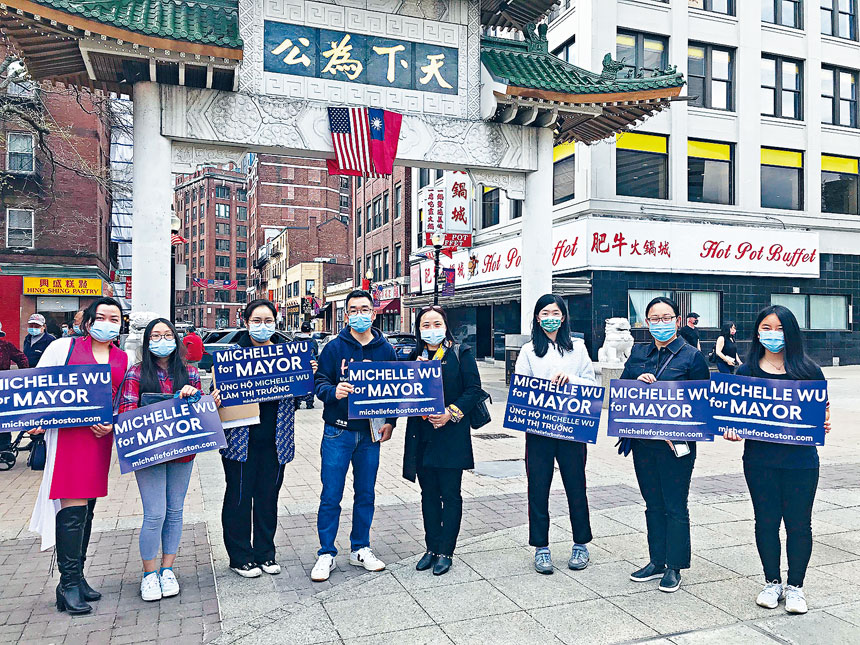 徵集簽名的部分志願者們在波士頓唐人街牌樓廣場上合影。溫友平攝