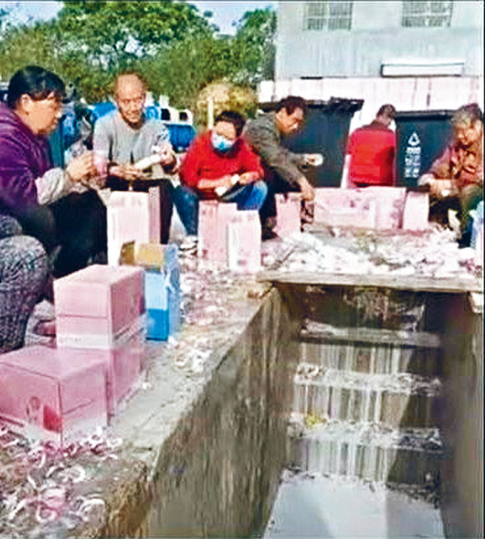 一箱箱牛奶被倒入水溝。