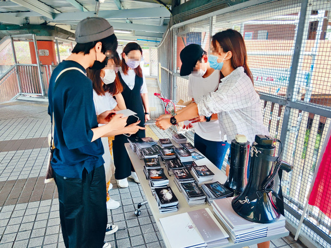 理大學生會三月到校外設街站,派發反修例明信片。