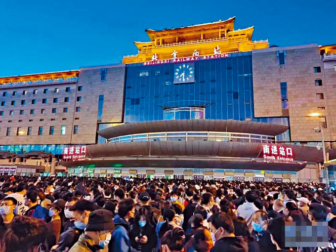 上萬旅客滯留北京西站。