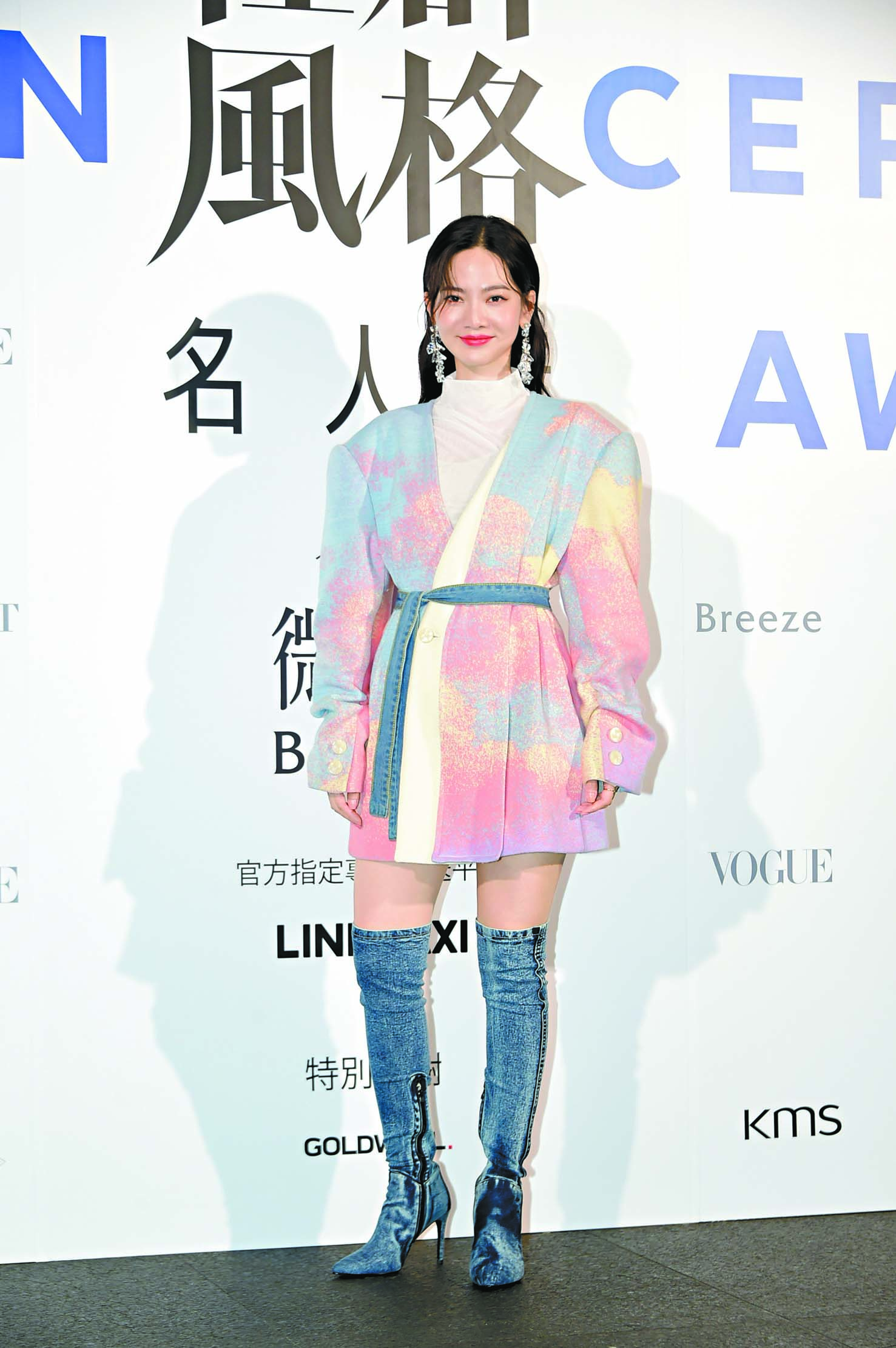 ■曾之喬7日出席頒獎典禮,被問到與在上海忙於
演藝工作的老公辰亦儒何時「做人」時,笑說需要有
一點緣份。 中通社