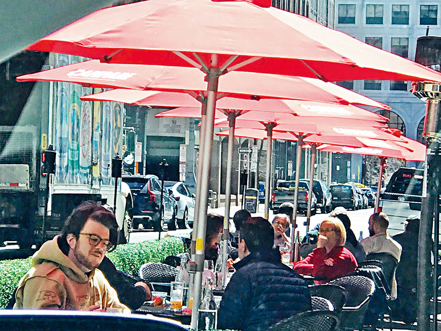 位於波士頓唐人街的一家餐館的室外餐食顧客明顯增多。溫友平攝