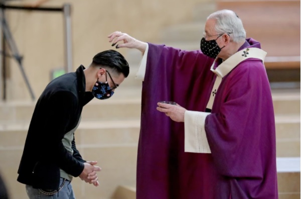 洛杉磯天主教總校區宣布,完全接種教友無須戴口罩即可參加室內彌撒。洛杉磯時報