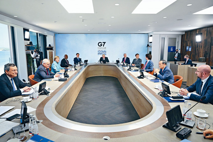 約翰遜(中)、拜登與多個領袖上周六在英國康沃爾出席G7峰會。