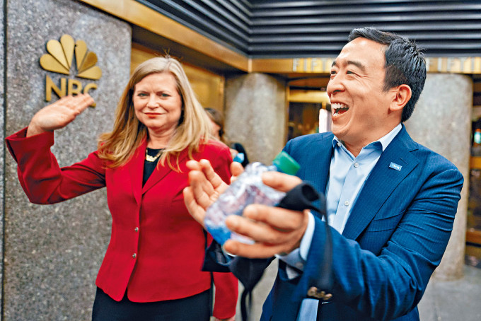 楊安澤(右)周三出席初選論壇後與支持者打招呼。