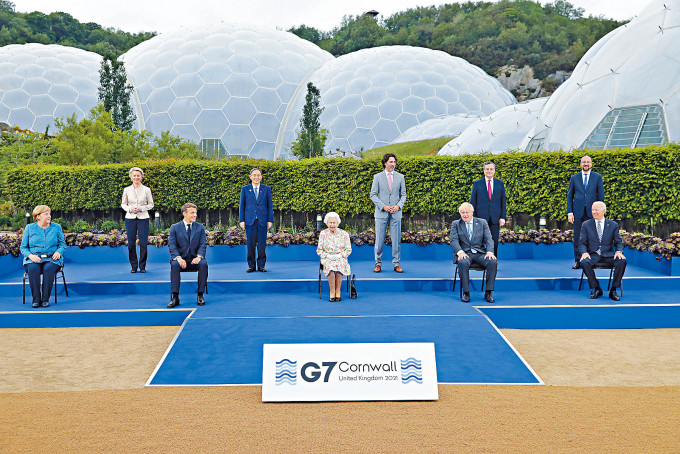 英女皇(中)上周五與G7、歐盟領袖拍攝大合照。