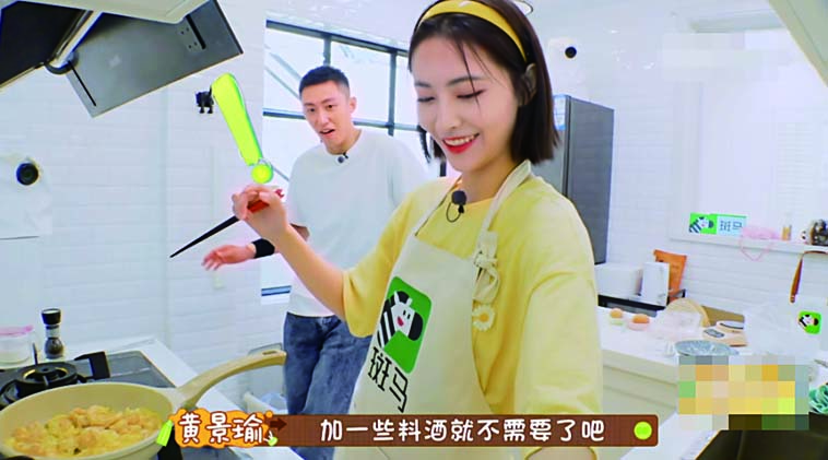 ■許佳琪(前)下廚嚇到黃景瑜(後)。 網上圖片