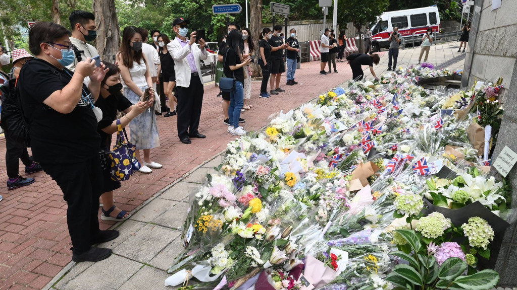 英女皇逝世 市民續到英領館弔唁獻花送上最後祝福 星島日報