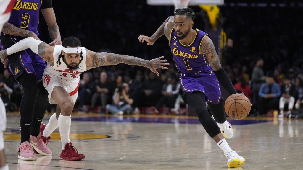 NBA|迪安祖洛羅素復出即做主角 單節16分助湖人反勝速龍122:112 | 星島日報